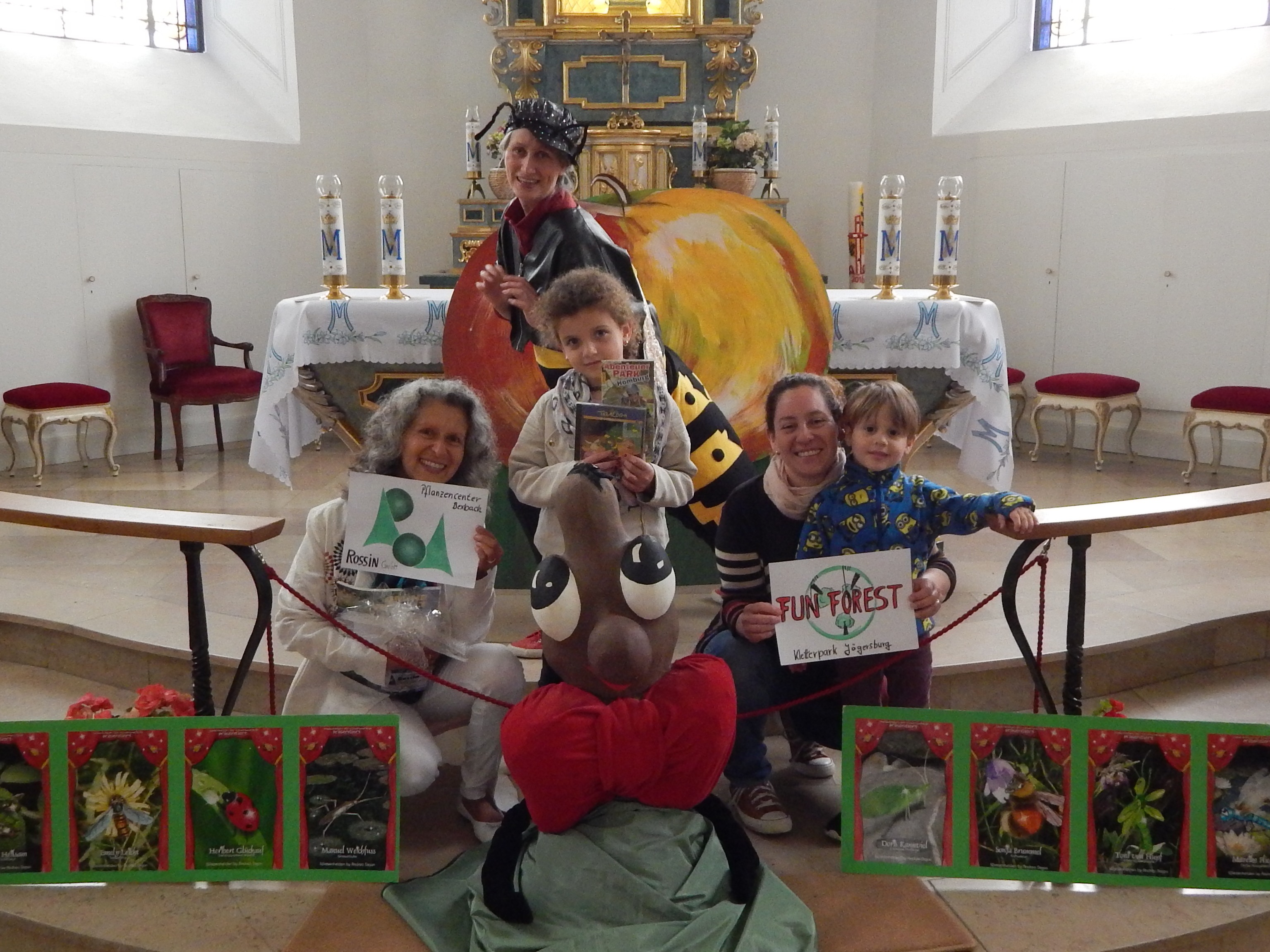Die Gewinner des Apfelbäumchens und der Kletterkarten zusammen mit Balduin Rotschleif und der Wespendame Frederika Fressviel